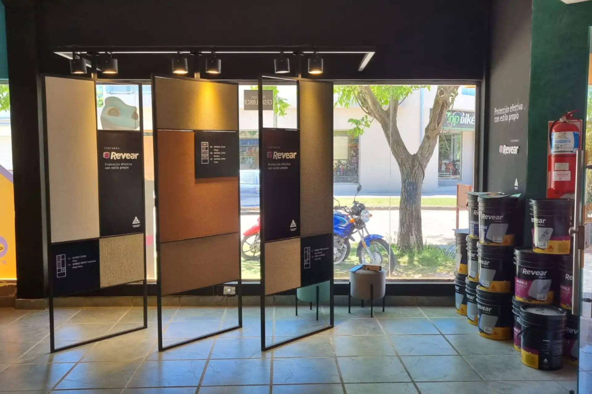 Foto de Local Comercial con Ambientación de la marca Revear