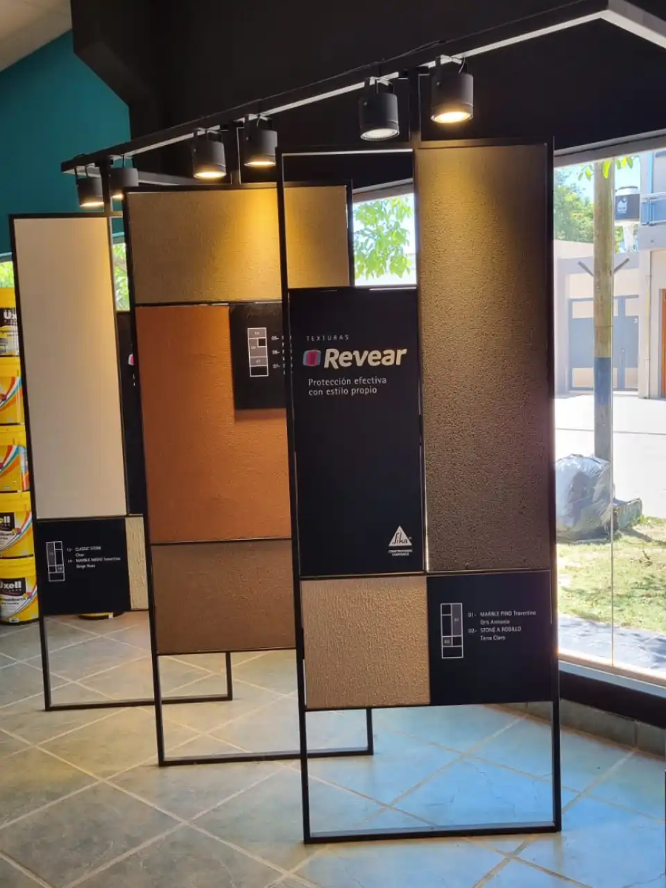 Foto de Local Comercial con Ambientación de la marca Revear
