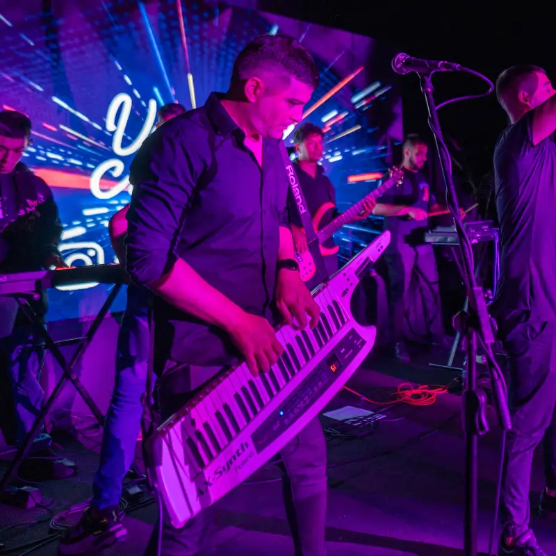 Banda de música tocando en un escenario