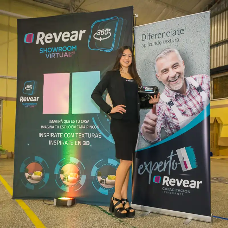 Foto de Promotora en Evento de Capacitación de Revear