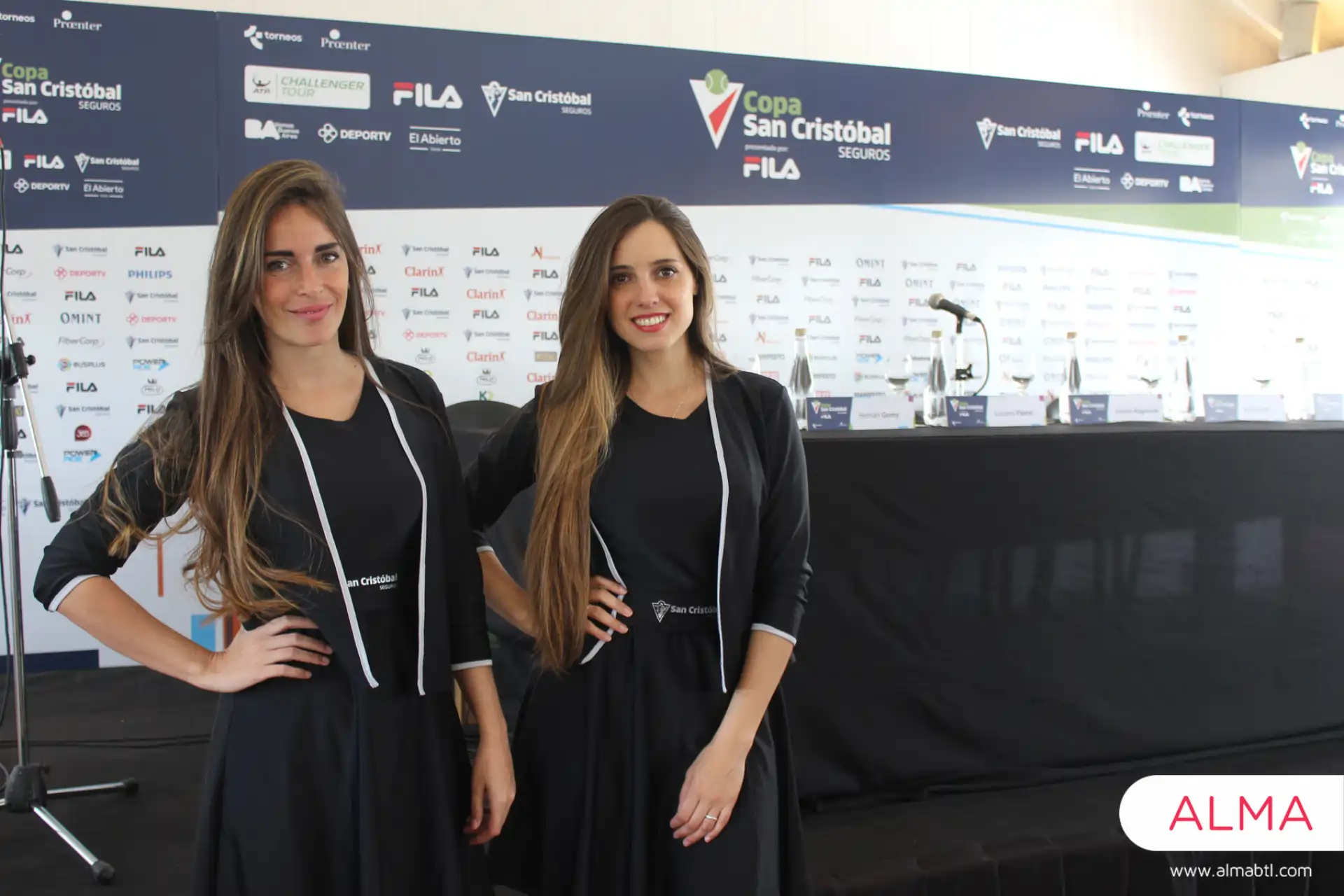 Foto de Promotoras en Evento Deportivo de Tenis
