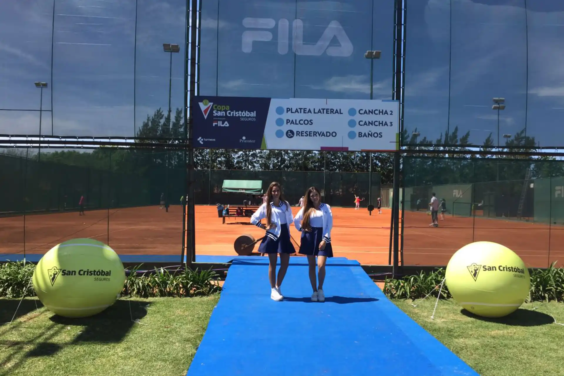 Foto de Promotoras en Evento Deportivo de Tenis